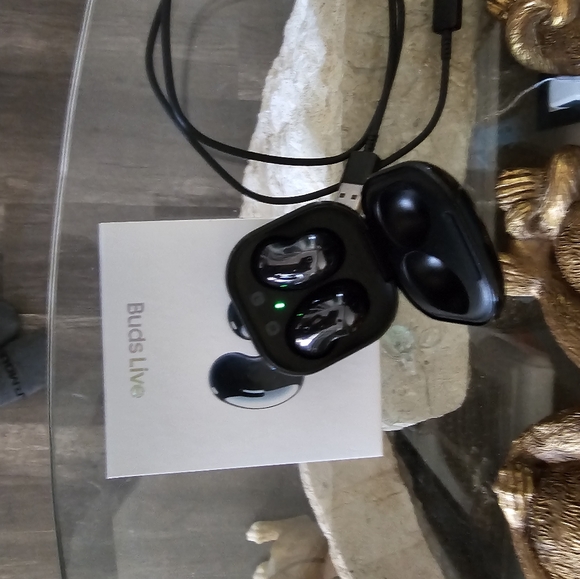 Samsung ear buds live - Picture 1 of 3